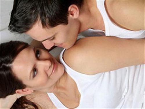 Đàn ông lười đánh răng dễ “yếu” trên giường